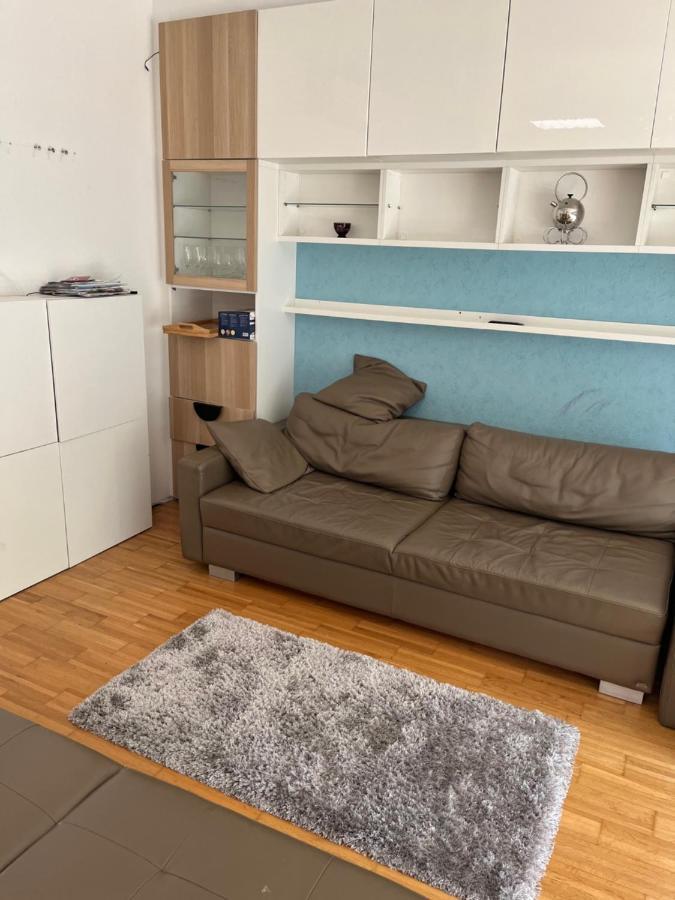 Dachgeschosswohnung Mit Kostenlosem Parkplatz Und Internet! Apartment *