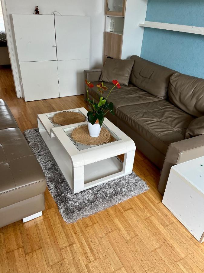 Dachgeschosswohnung Mit Kostenlosem Parkplatz Und Internet! Apartment Vienna