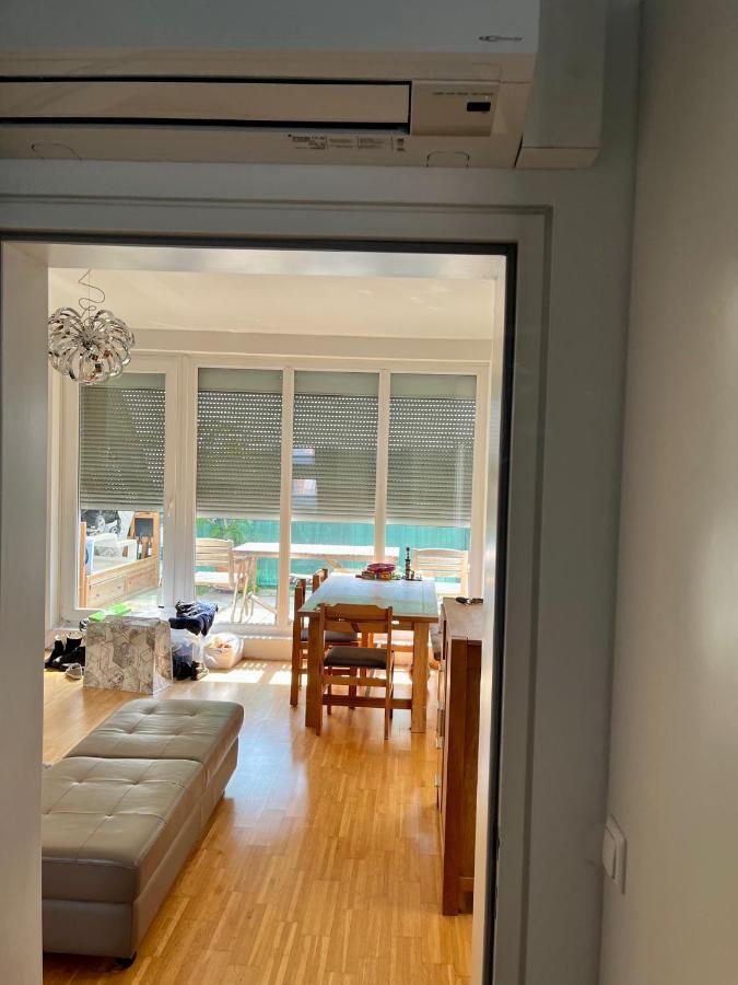 Dachgeschosswohnung Mit Kostenlosem Parkplatz Und Internet! * Vienna