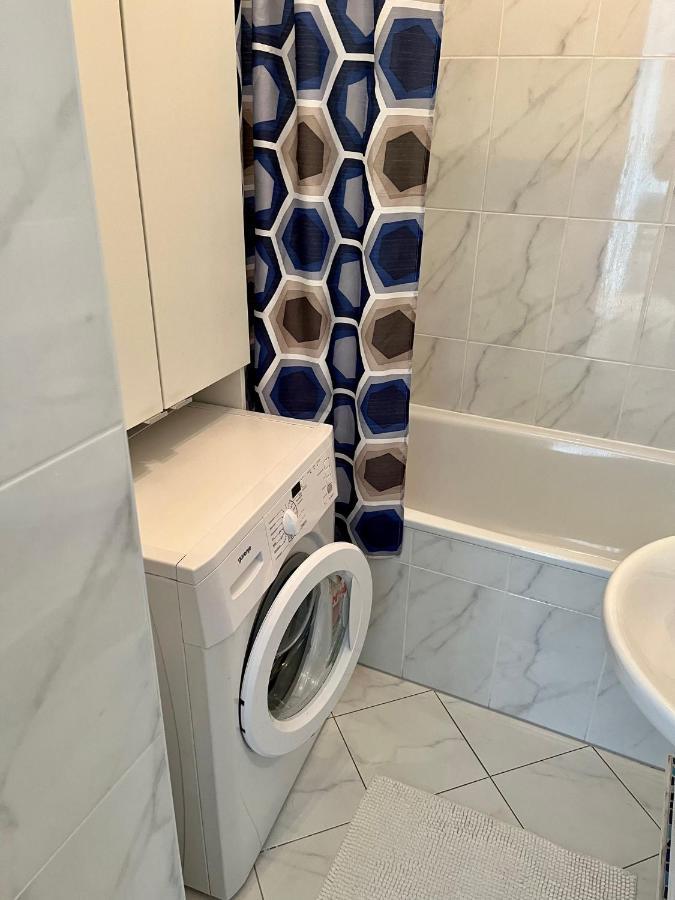 Dachgeschosswohnung Mit Kostenlosem Parkplatz Und Internet! * Vienna