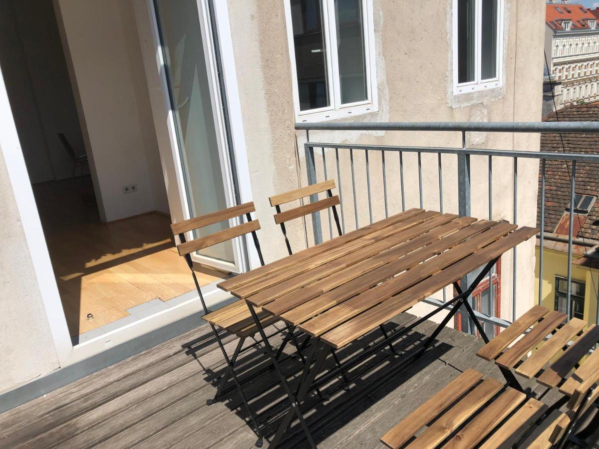 Helle 4 Zimmer Familien-wohnung Mit Balkon! Schloss Schönbrunn In Gehdistanz Apartment Wien