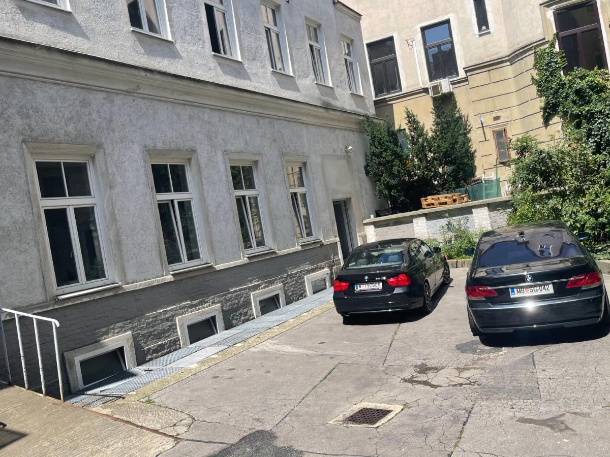 Near Center Aparthotel
