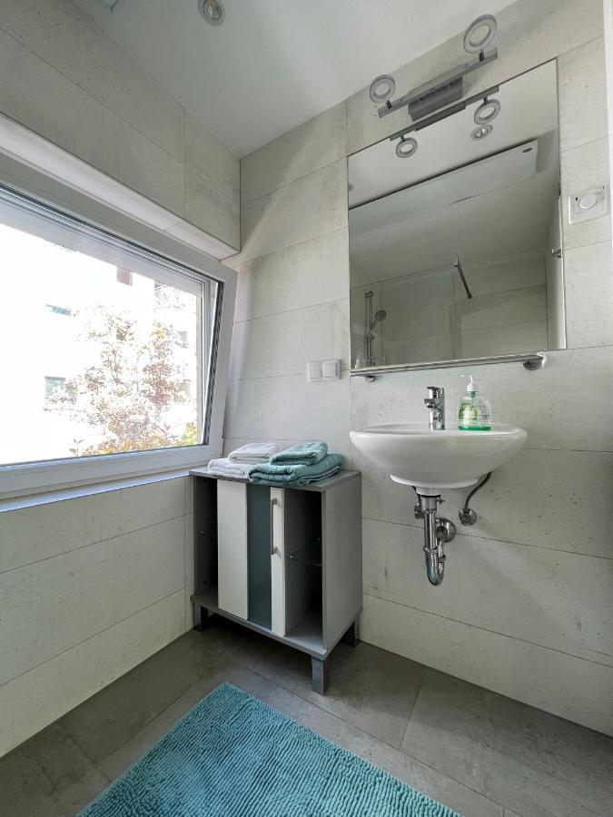 Charming Townhouse Directly By Metro