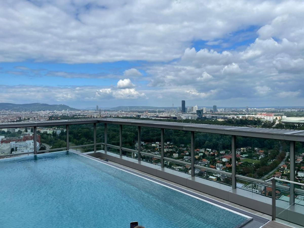 Exquisite Studio With Rooftop Pool Apartment
