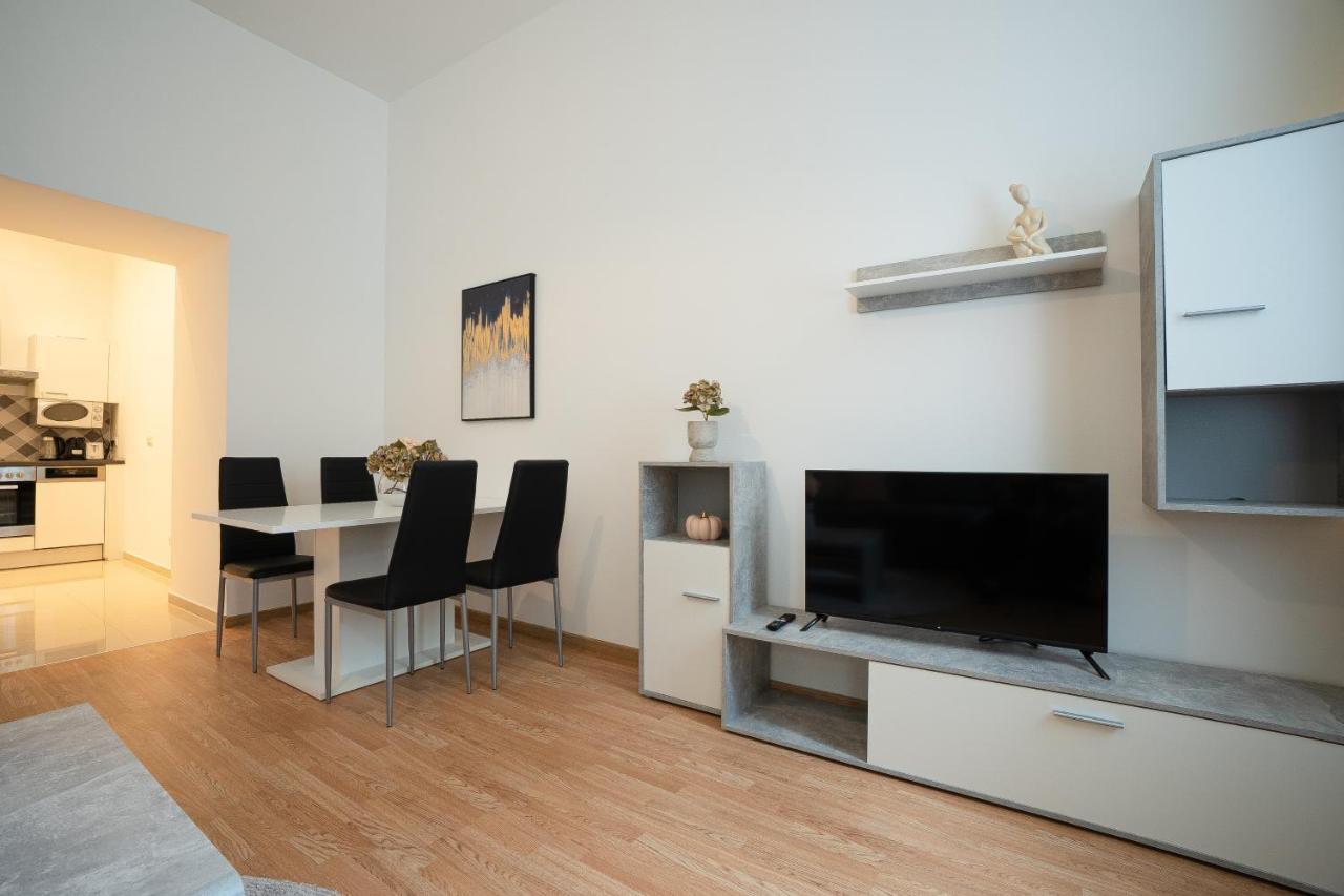 In The Area. 5 Minute's Walk To The Danube. Apartment Vienna