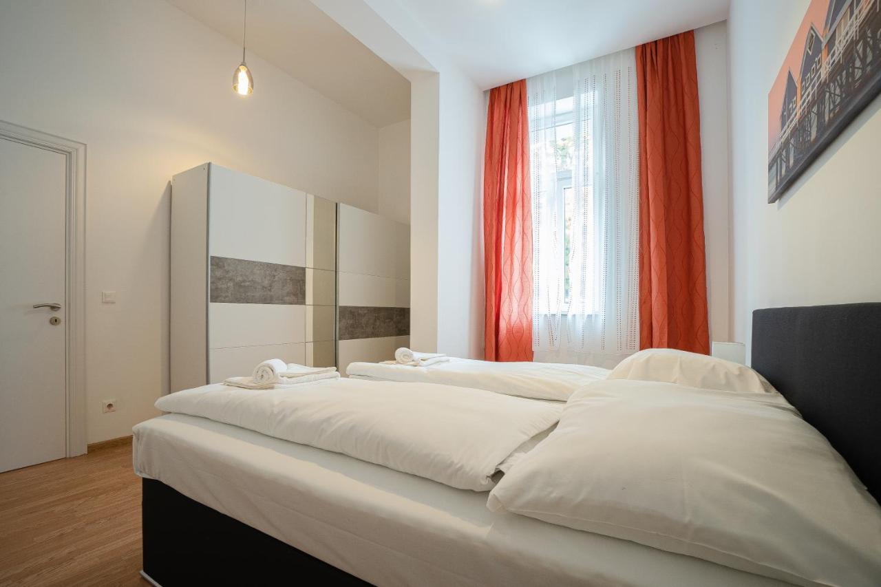 Apartment In The Area. 5 Minute's Walk To The Danube. *