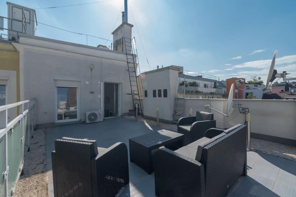 Apartment Grosse Terrasse, Klimaanlage Und U-bahn Naehe *