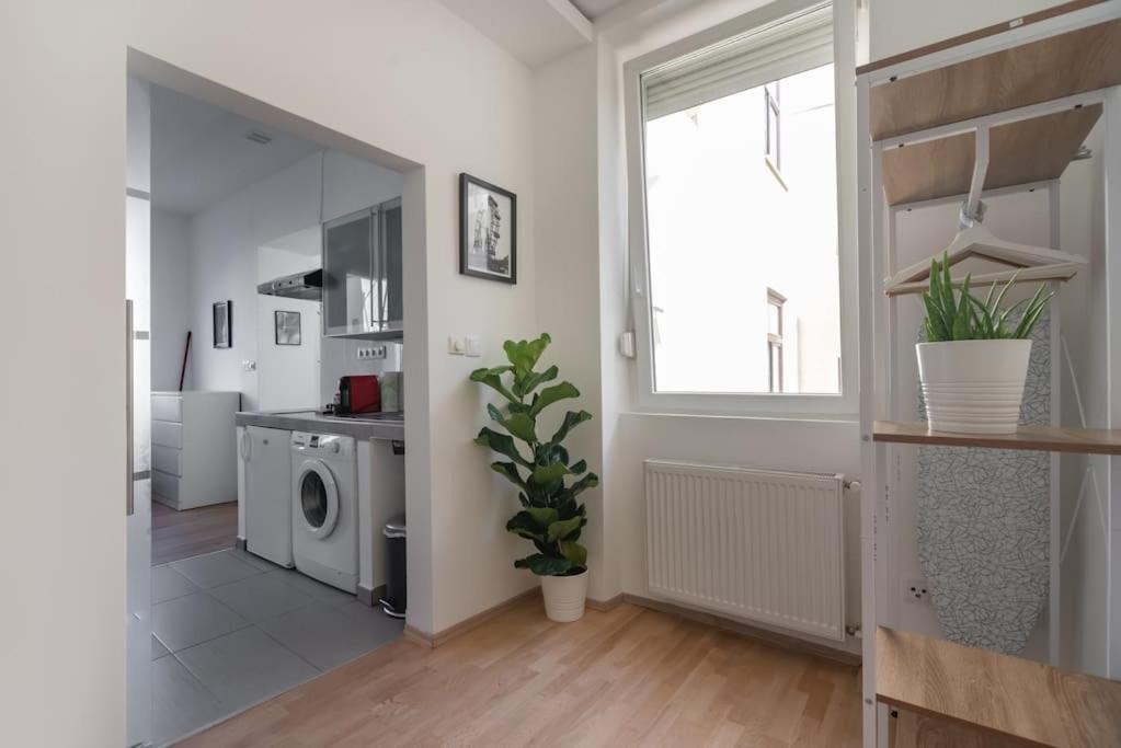Grosse Terrasse, Klimaanlage Und U-bahn Naehe Apartment *