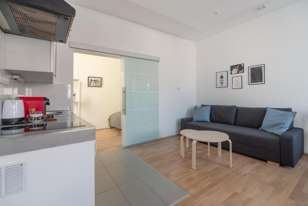Grosse Terrasse, Klimaanlage Und U-bahn Naehe Apartment *