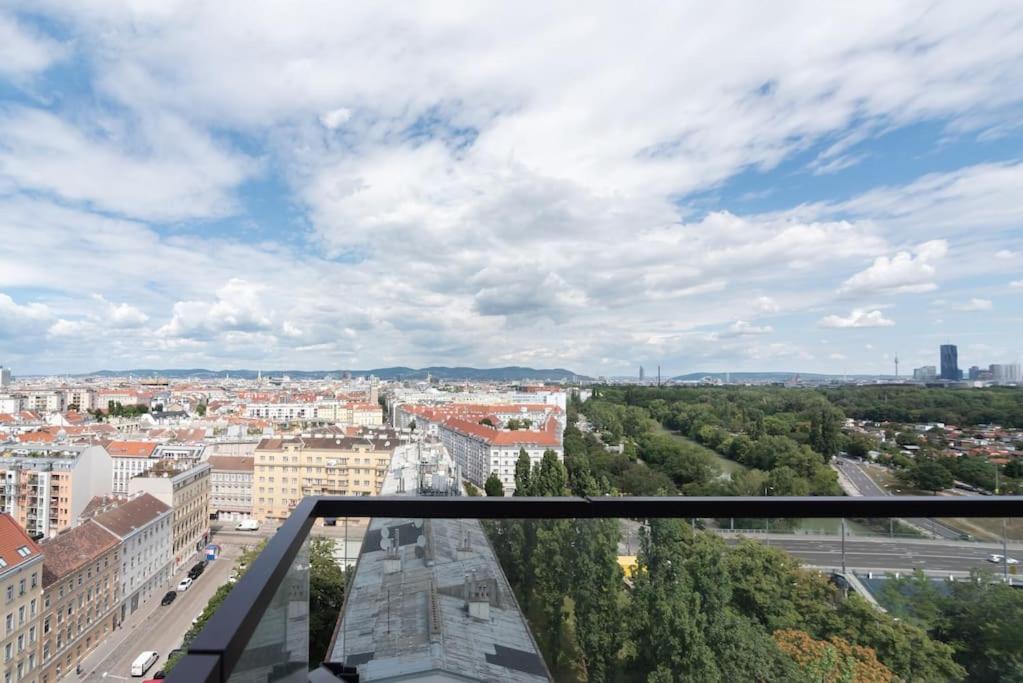 Hoch Hinaus, Neu Und Stilvoll Mit Pool Am Dach Apartment