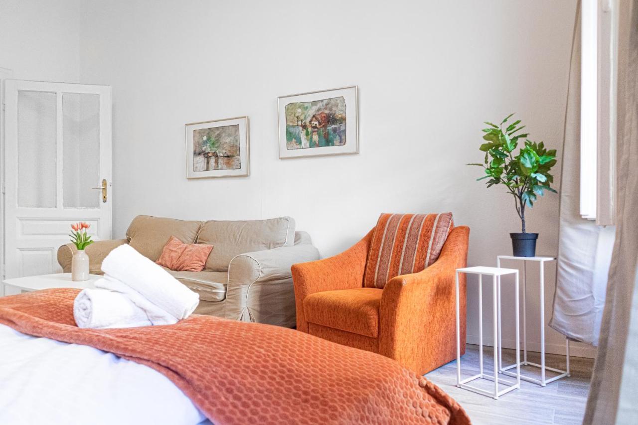 Gorgeous 2br Apt. Located And Spacious Apartment *
