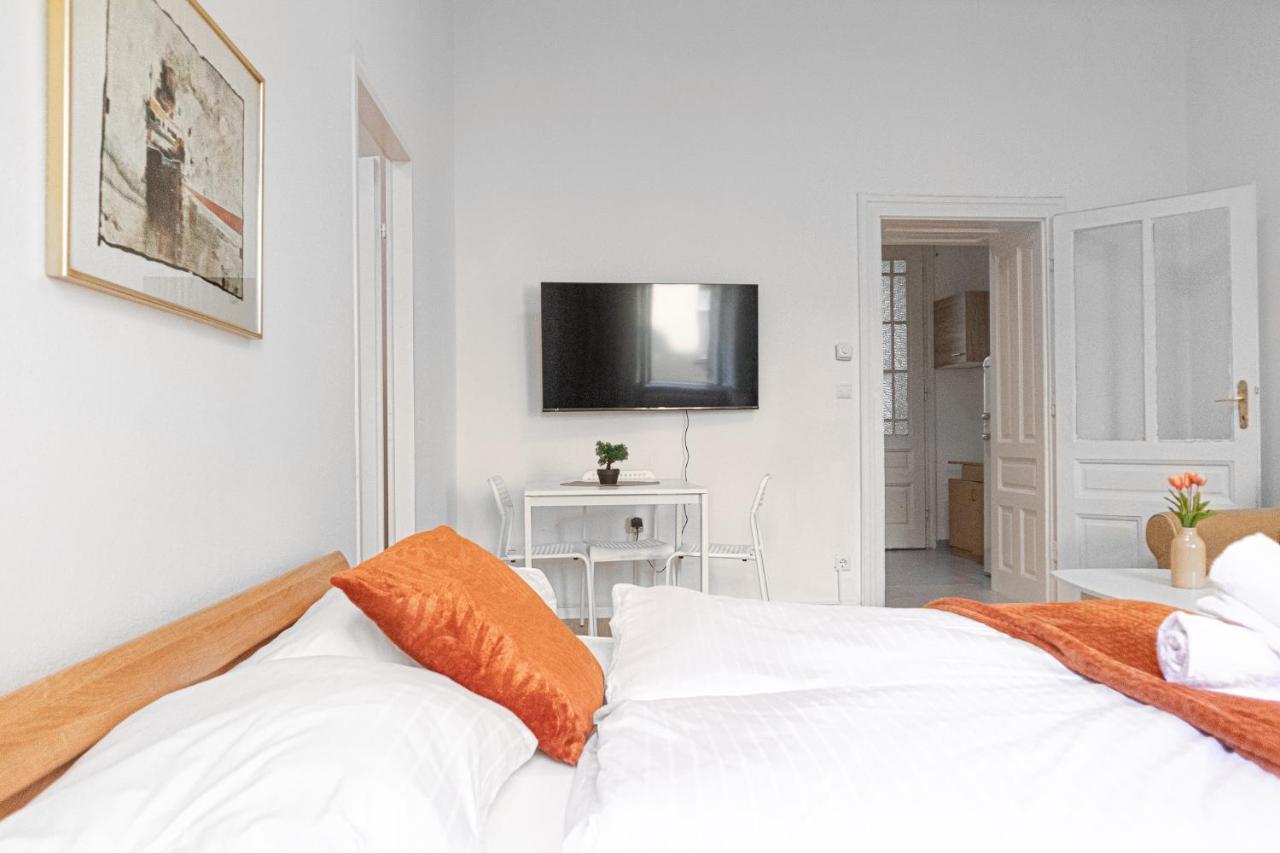 Apartment Gorgeous 2br Apt. Located And Spacious