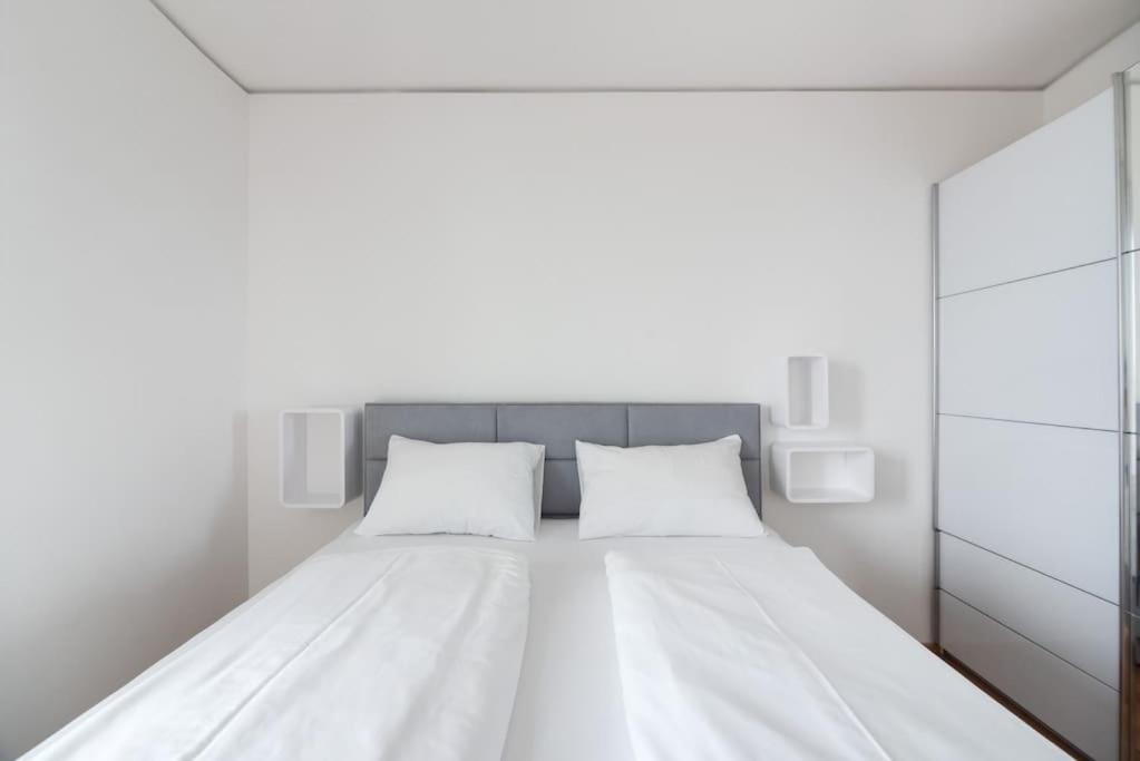 Hoch Hinaus, Neu Und Stilvoll Mit Pool Am Dach Apartment