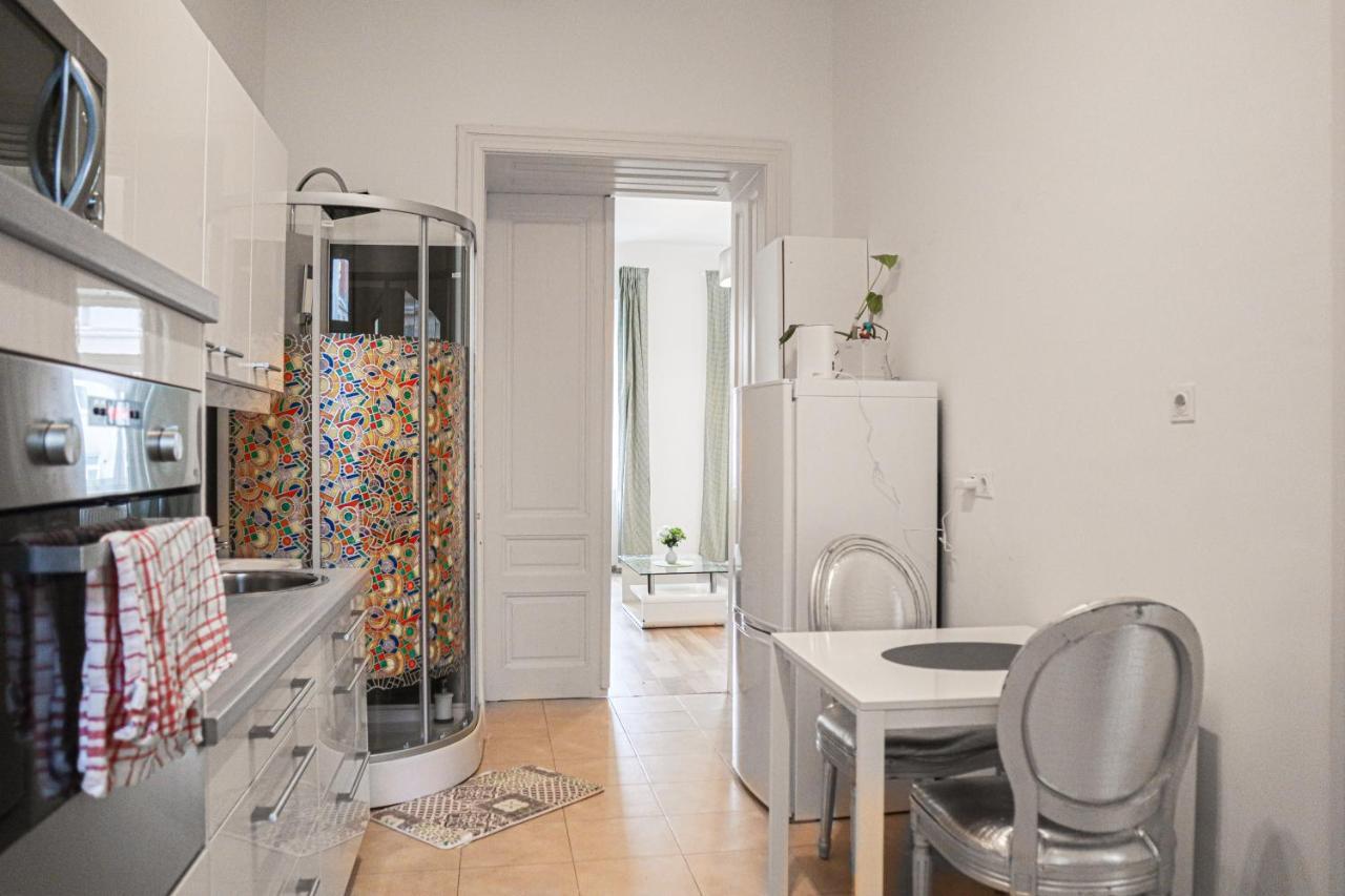 Bright & Stylish, 2 Neighboring - 4brs Apartment