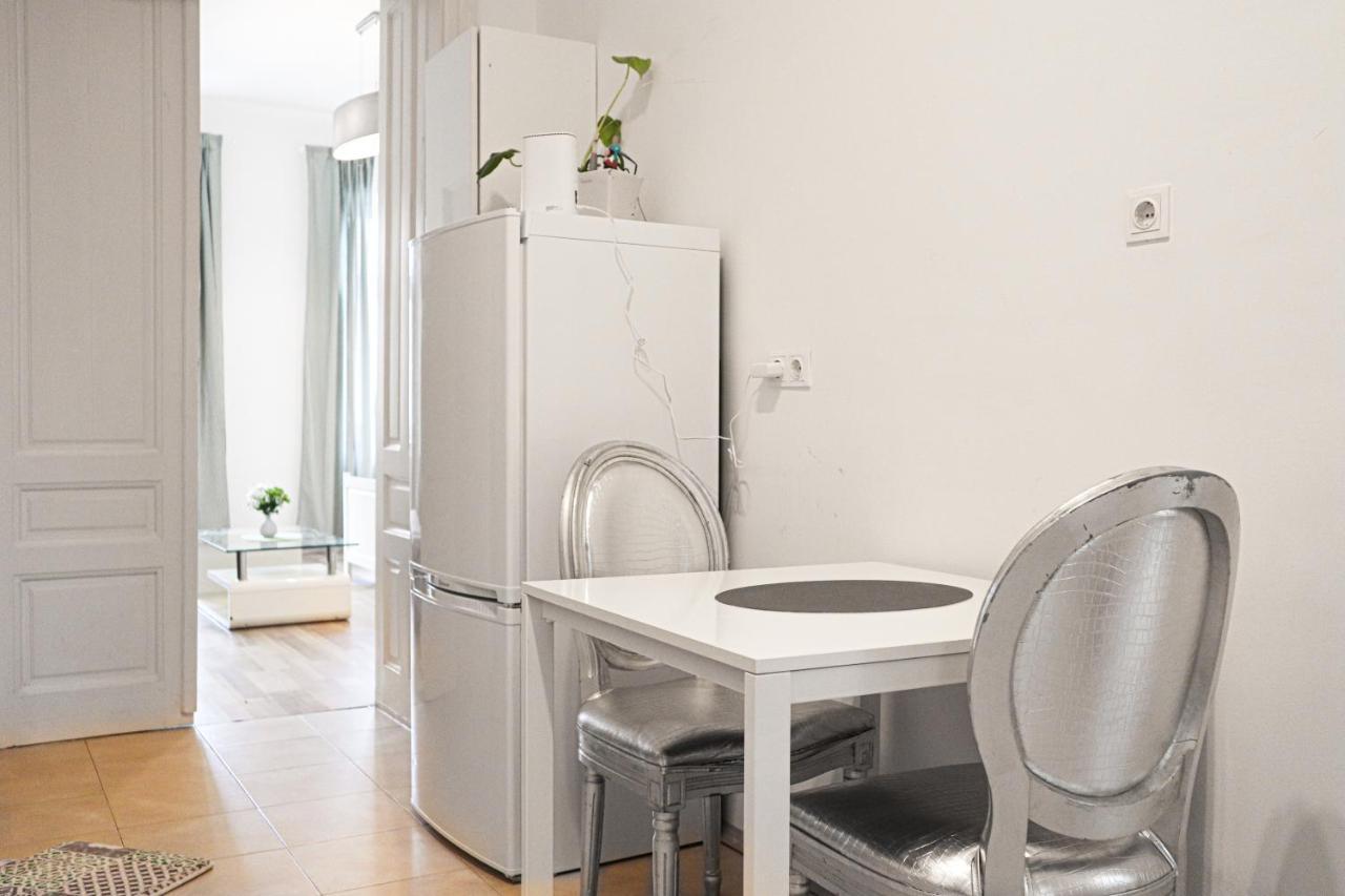 Bright & Stylish, 2 Neighboring - 4brs Vienna
