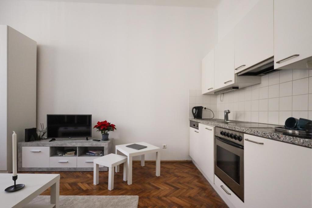 Apartment 10-next Metro U3