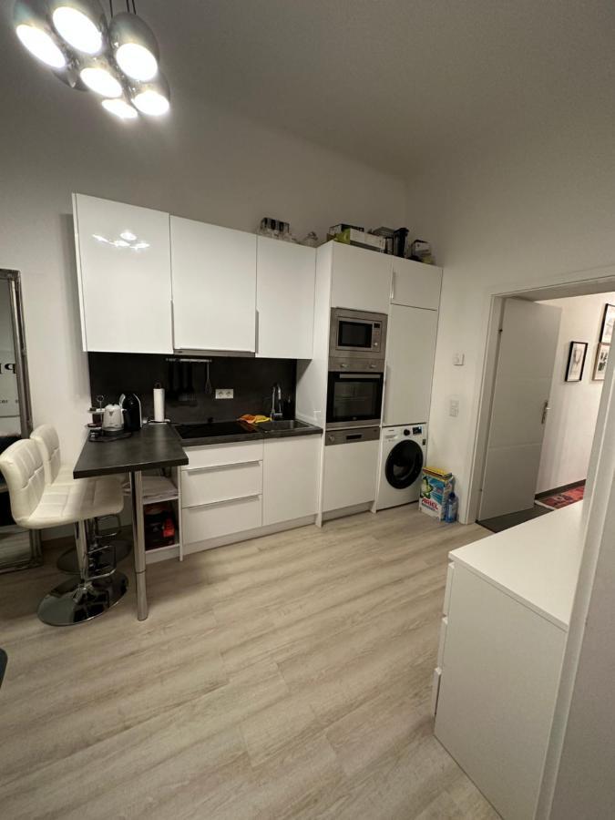 Comf. Apart Near The - 13 Minutes To 1st Apartment