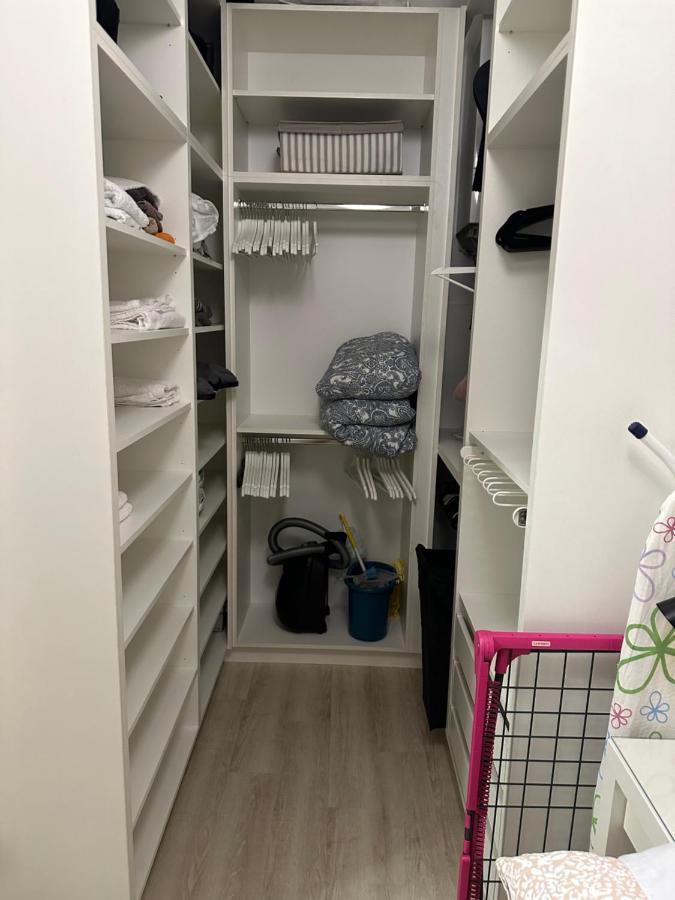 Comf. Apart Near The - 13 Minutes To 1st Apartment