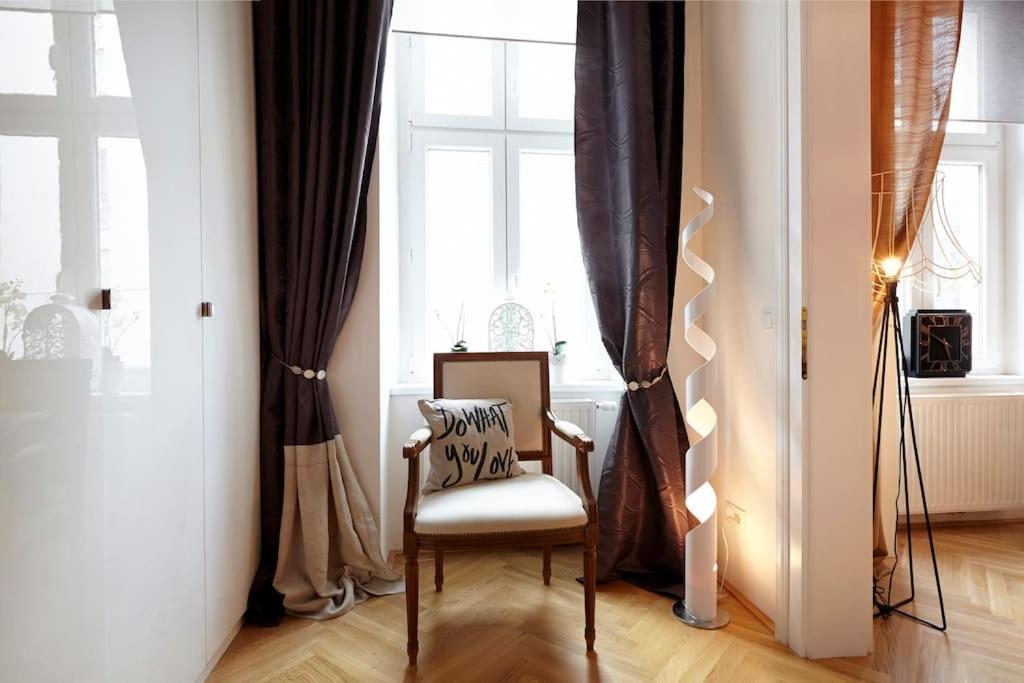 Modern Viennese Mid-century Apartment Wien