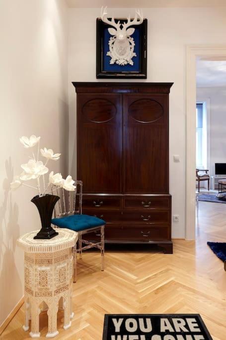 Modern Viennese Mid-century * Wien