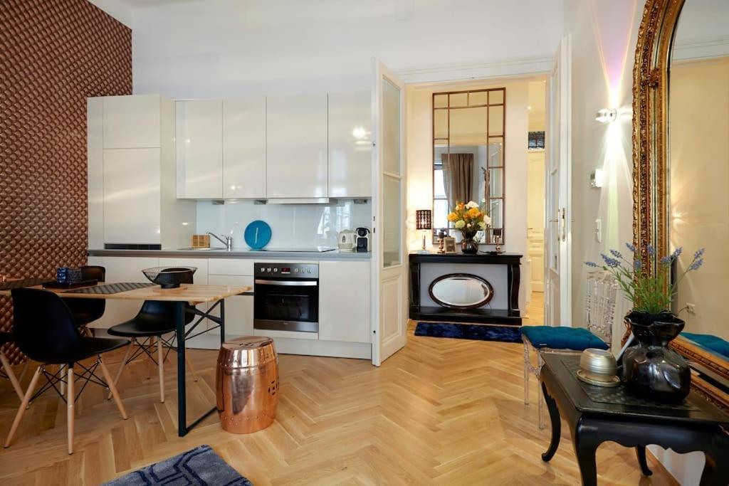 Modern Viennese Mid-century *
