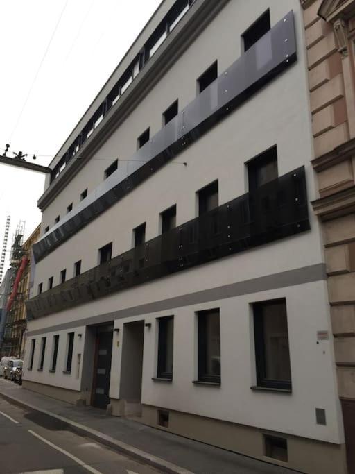 New - 10 Min Downtown Vienna
