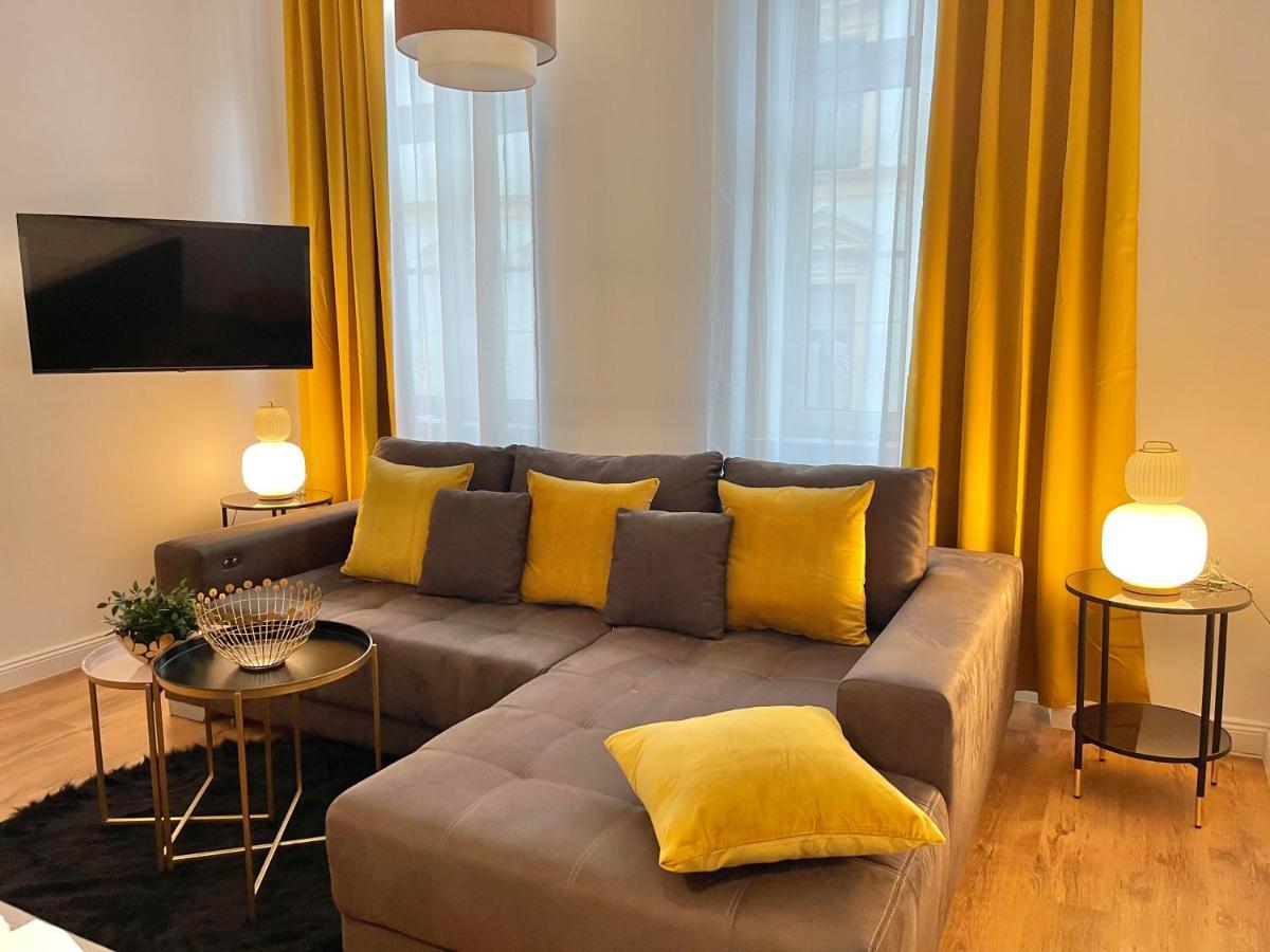 Maximilian Apartment