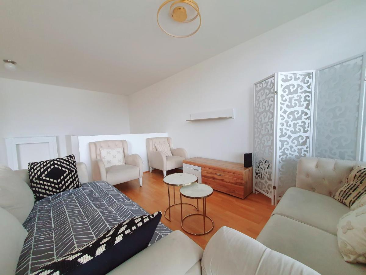 Near Lake Two Bedroom Duplex * Viena