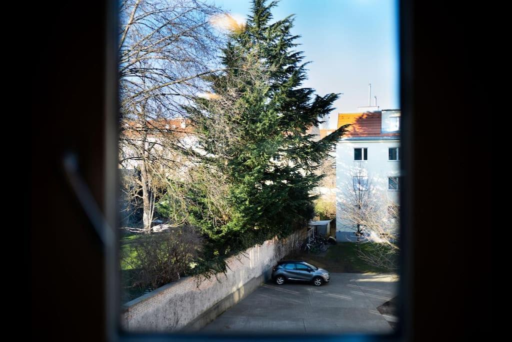 Comfortable 2br Apt With Parking, Wi-fi Near Center, Wein, Austria Apartment *