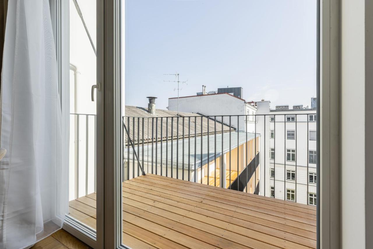 Apartment Bright Stylish With A Balcony In A Location *