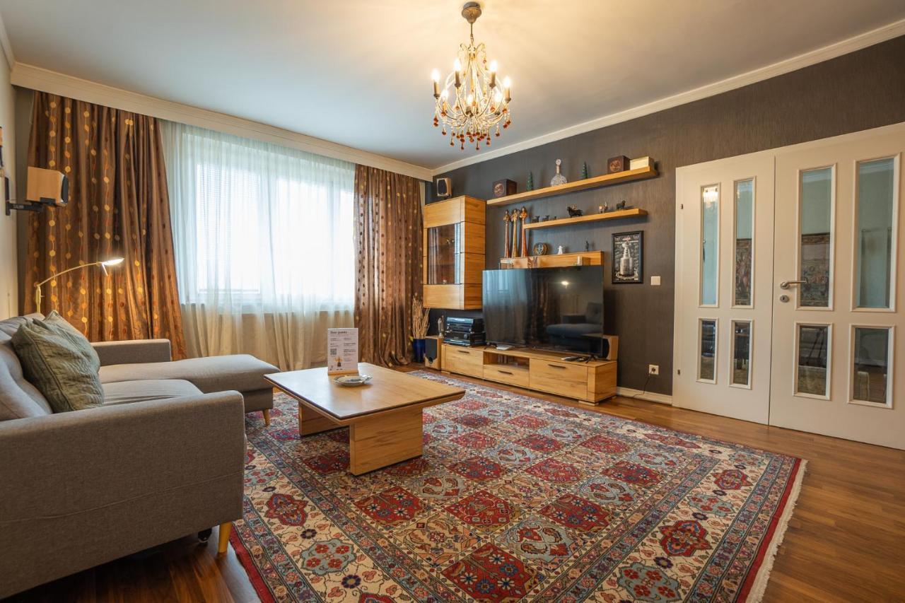 With A Balcony - 15 Min To City Center Apartment *