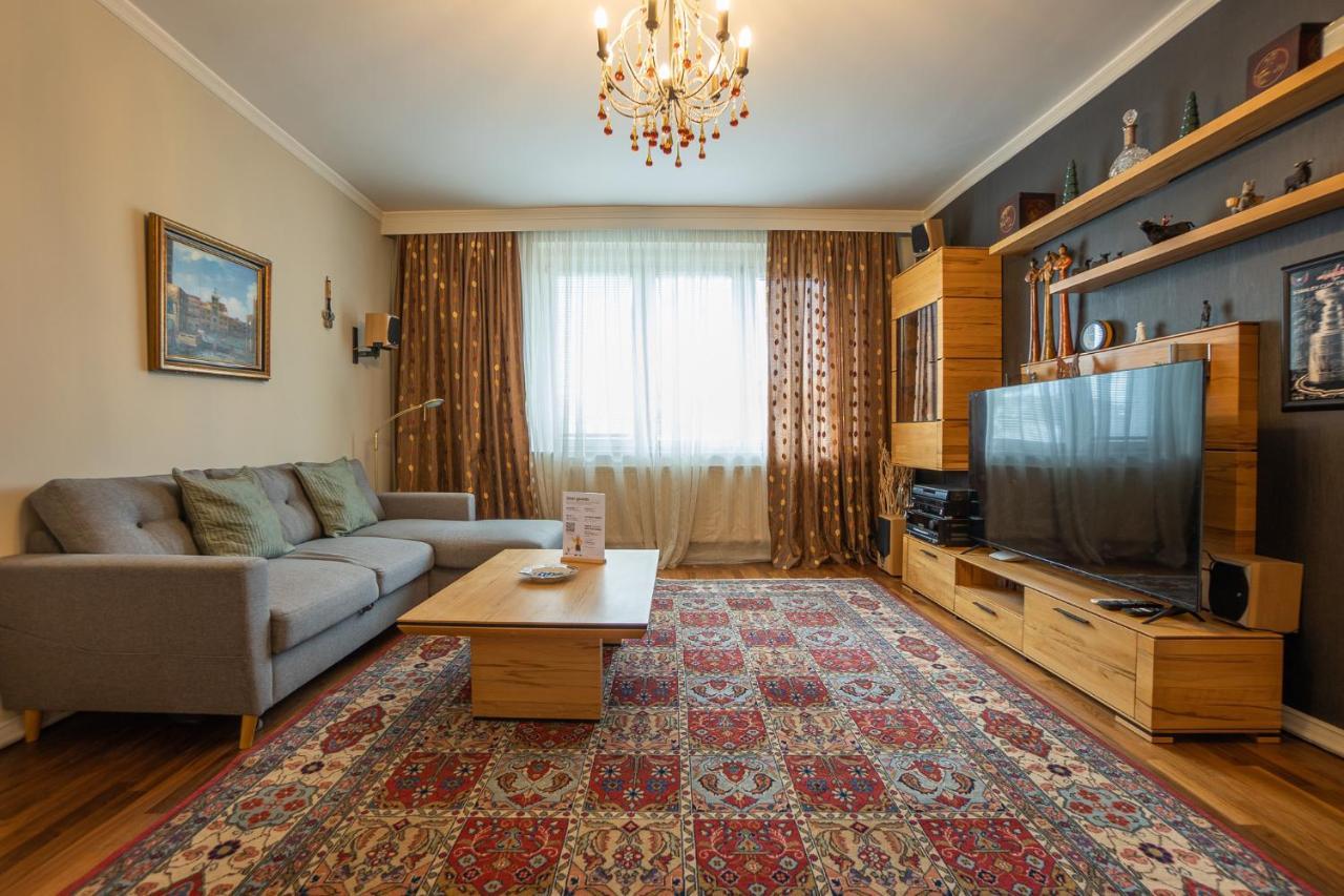 With A Balcony - 15 Min To City Center Apartment *