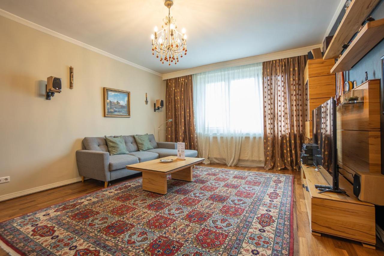 With A Balcony - 15 Min To City Center Apartment *