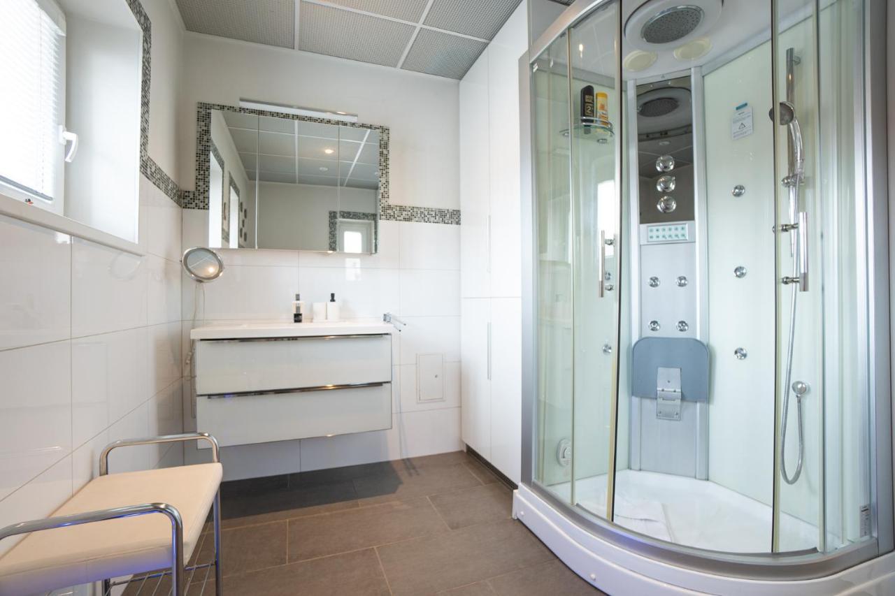 With A Balcony - 15 Min To City Center Apartment *