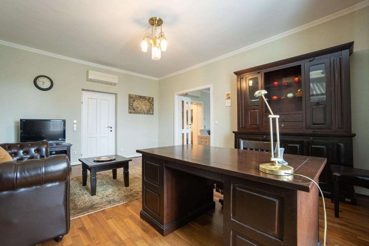 With A Balcony - 15 Min To City Center Apartment *