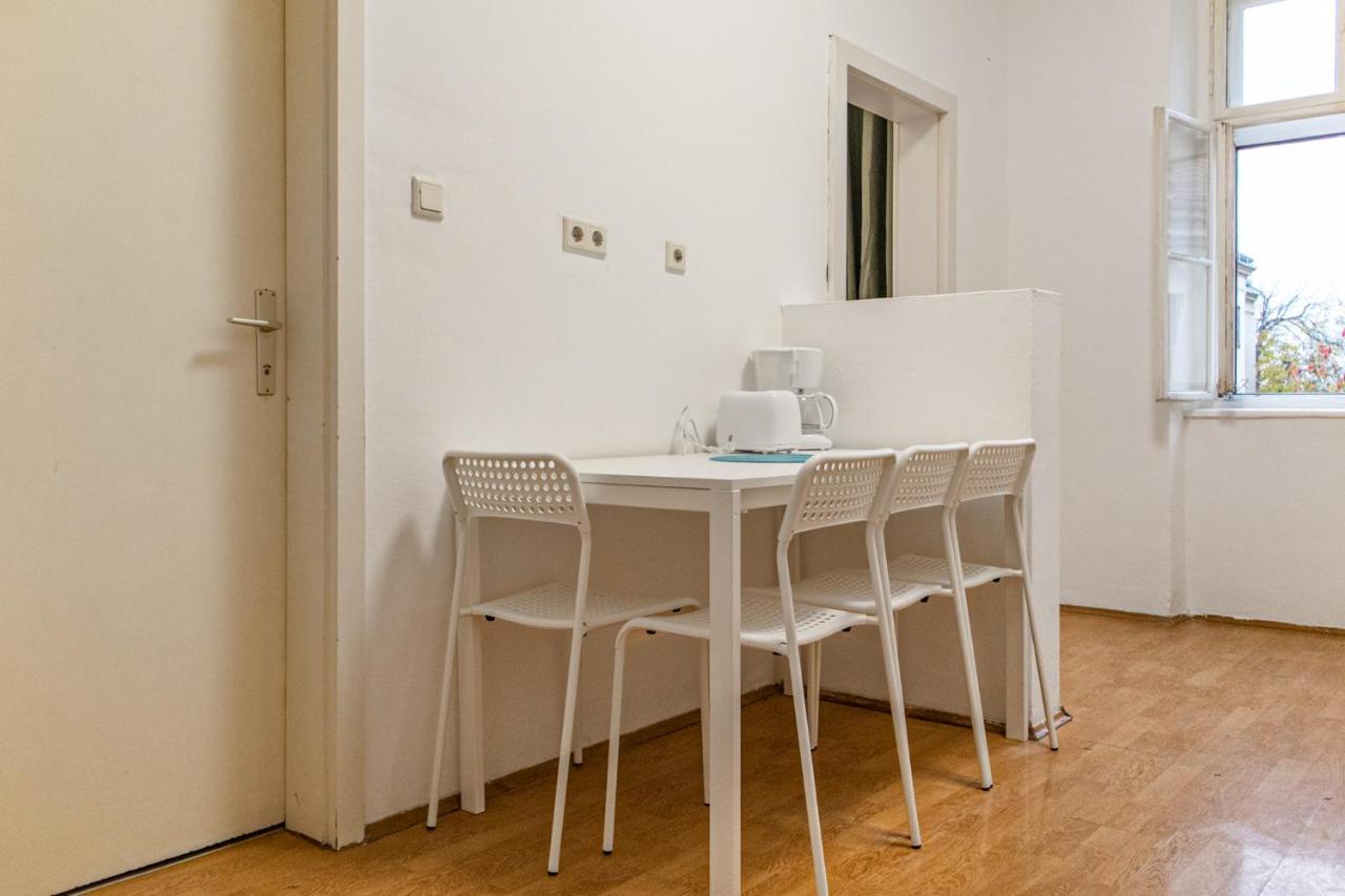 Spacious 2br Apt.-near Wiener Stadthalle Apartamento *