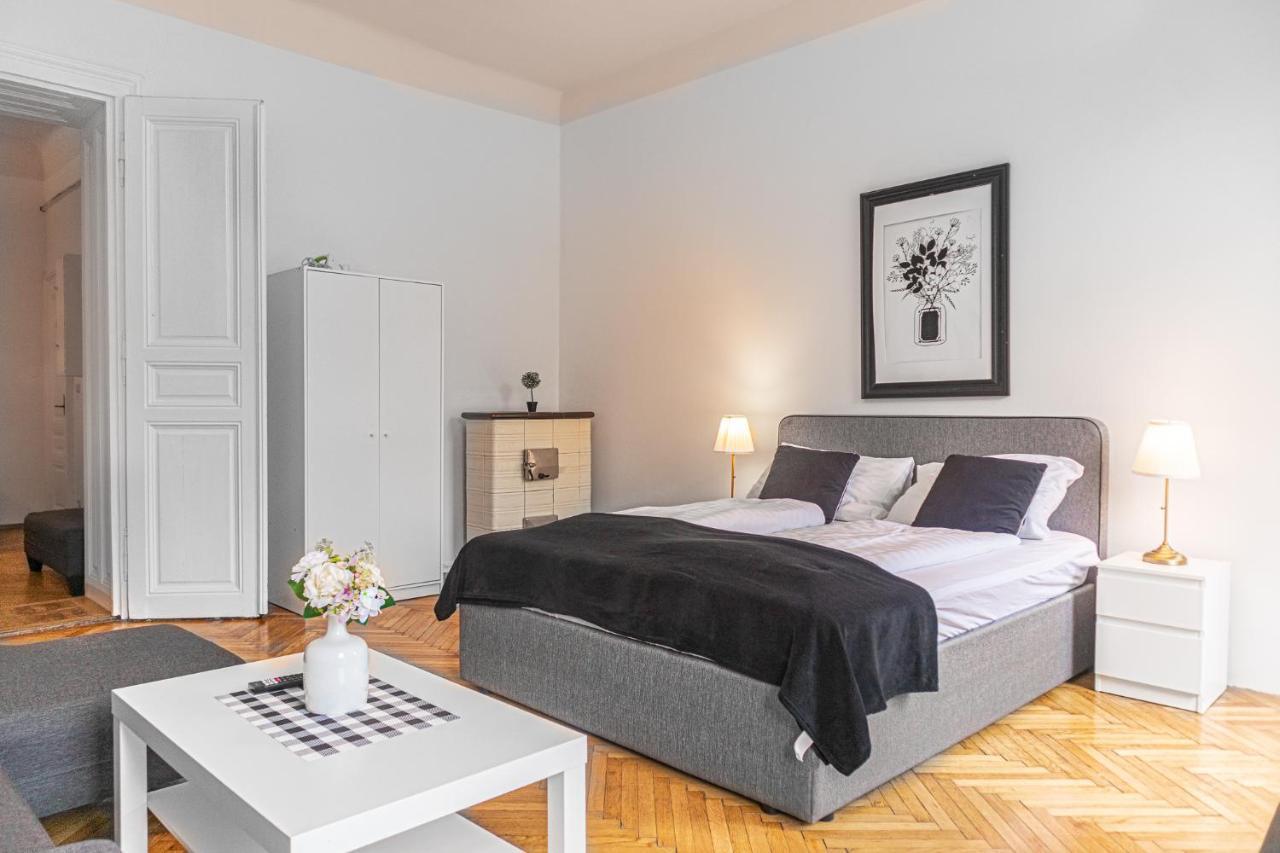 Vibrant 3br Near Akh Hospital - Perfect For Groups