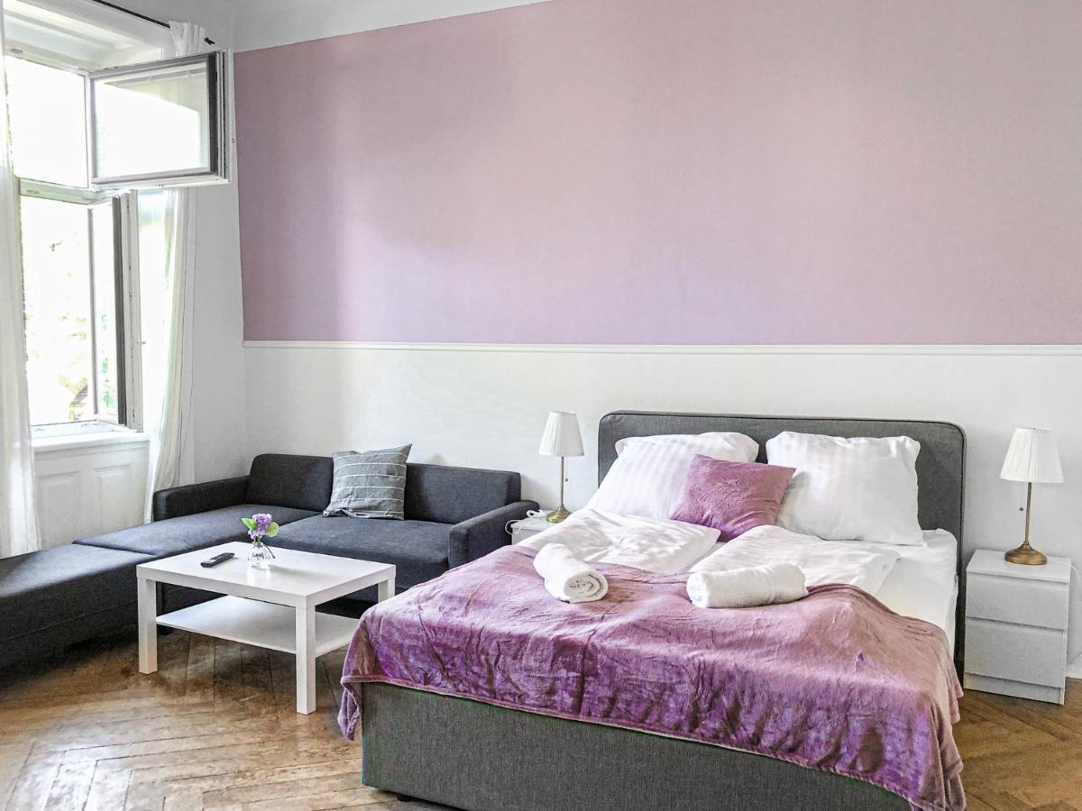Vibrant 3br Near Akh Hospital - Perfect For Groups *