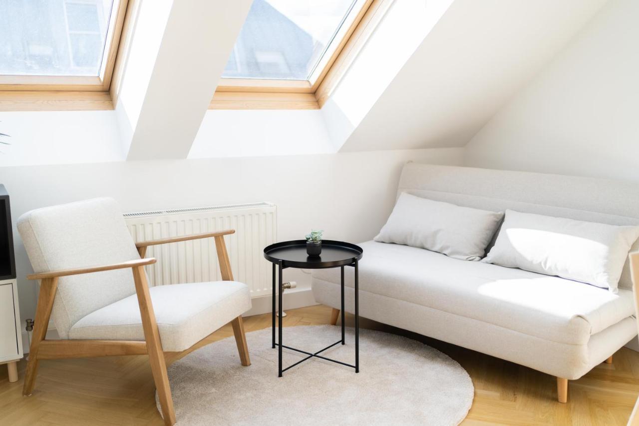 Myflat - Bright Near Station Apartment