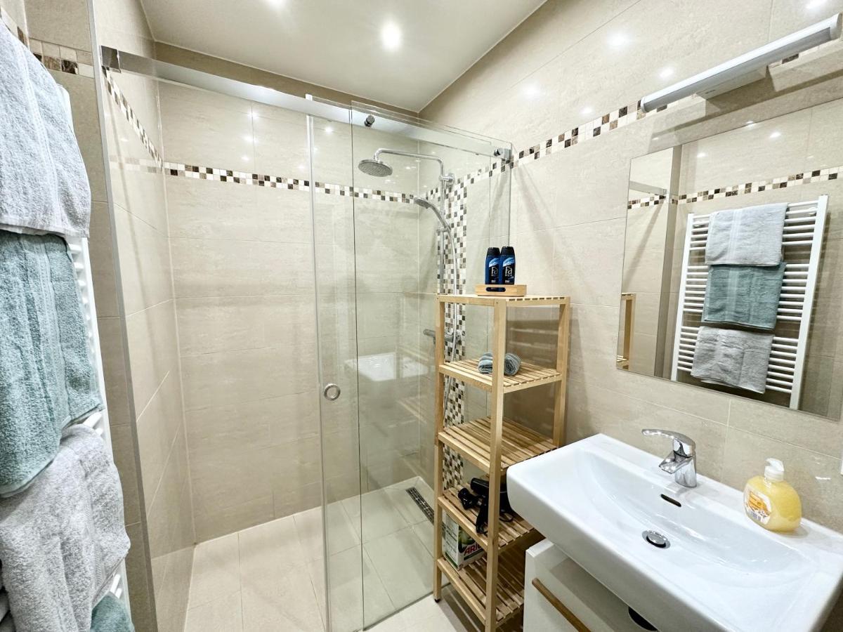 Book-a-room Panda-apartments Apartment