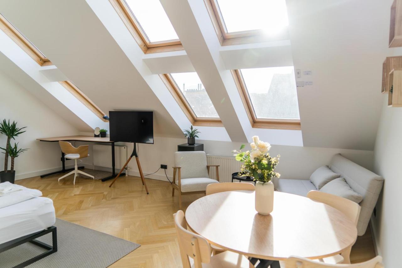 Myflat - Bright Near Station Apartment Vienna