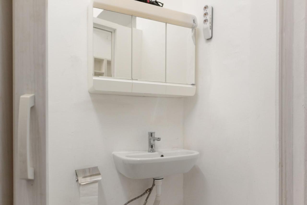 Pleasant 1br Aprt. Near The Danube & Millenium T. Apartment *