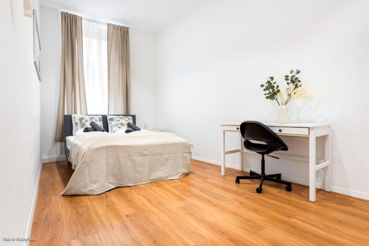 Nice Central City Room Albergue *