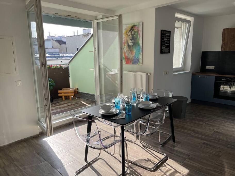 Dachgeschoss Fuer 4 Mit Terrasse * Wien