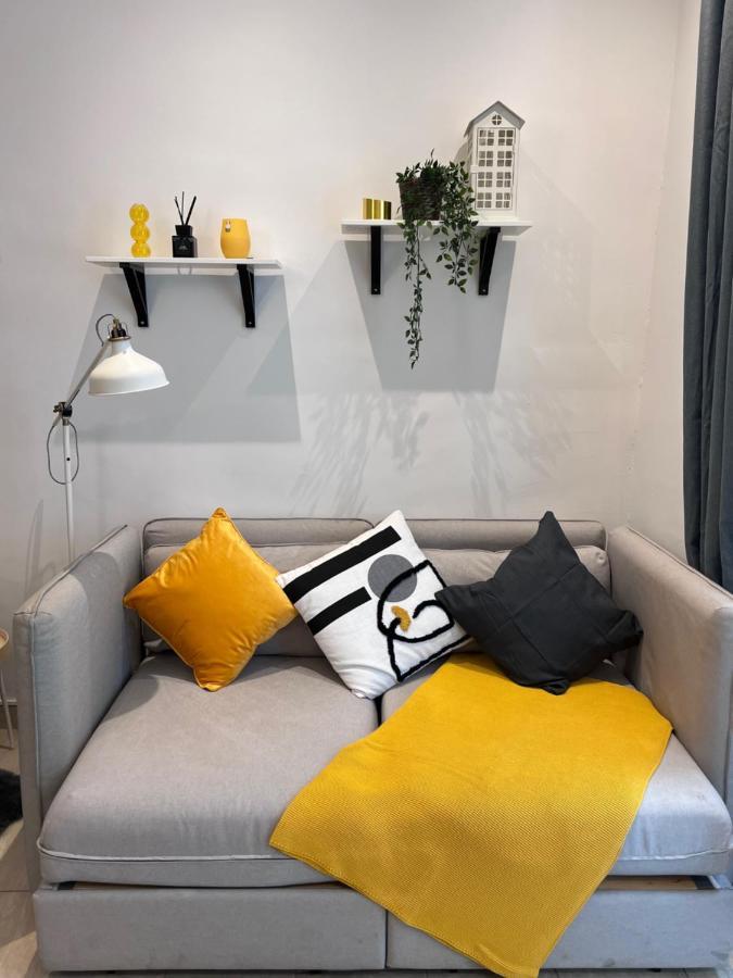 Cozy Market-square Retreat Located In The Heart Of The 10th District Appartamento *