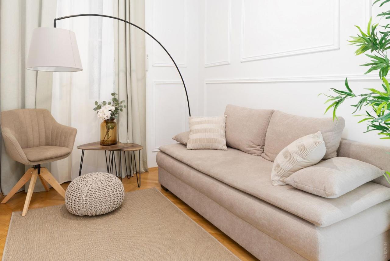 Designer Near Schoenbrunn Apartment