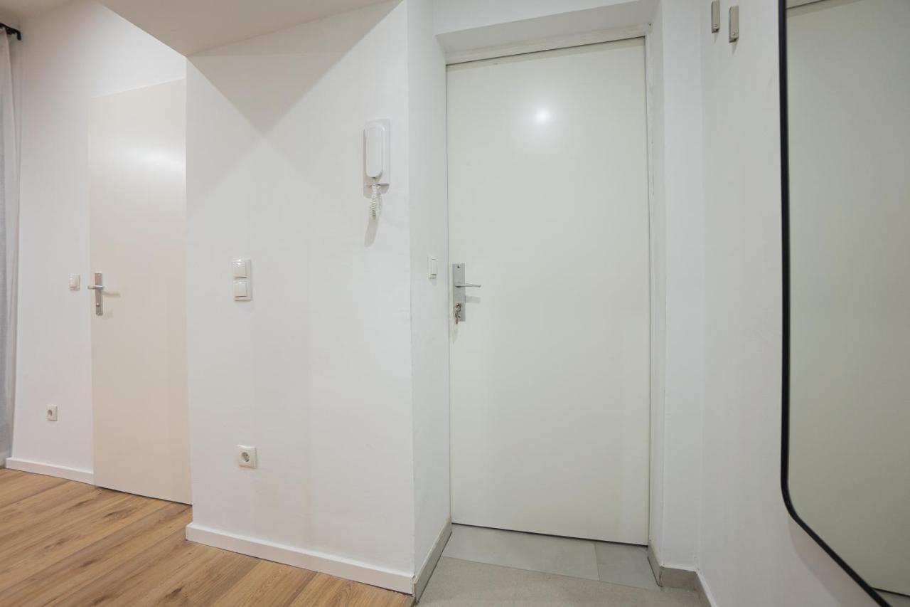 1br With A Queen-size Bed And Terrace - Contactless 24h Check-in Wien