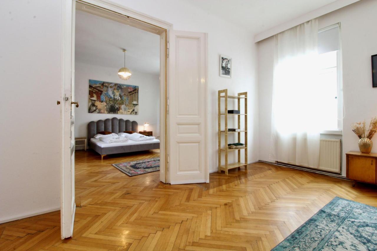 Bright Elegant Flat In Center *