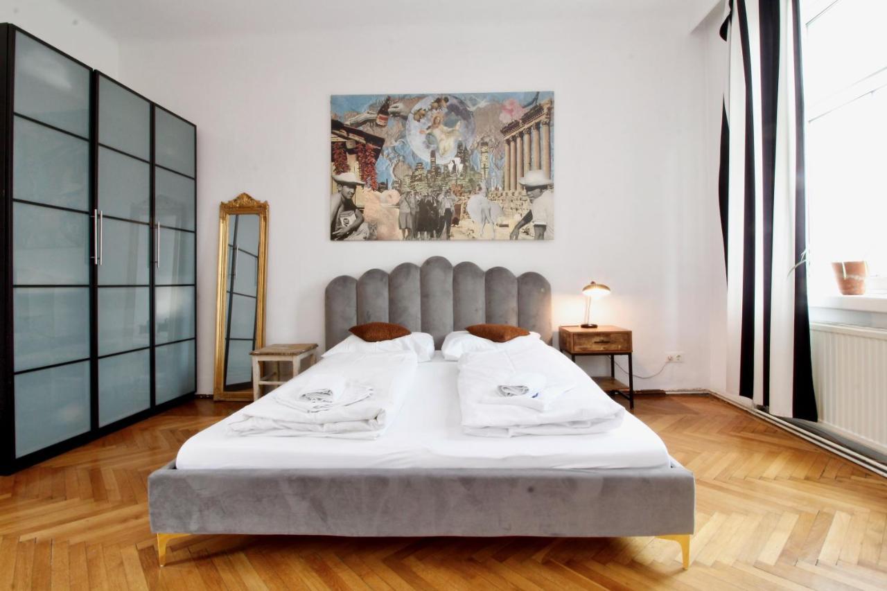 Bright Elegant Flat In Center