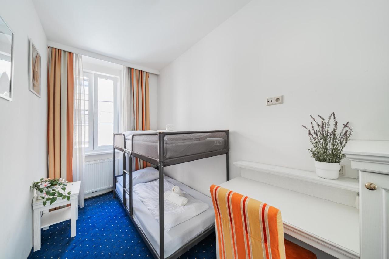 Self-check-in Adlon Hotel 3*